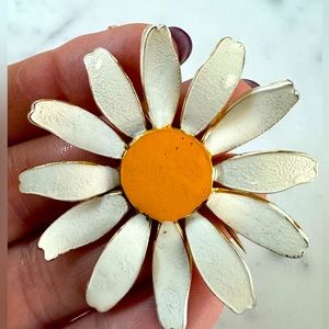Happy daisy broach